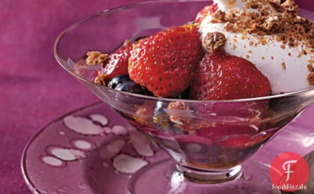 Champagner-Getränkte Beeren mit Schlagsahne