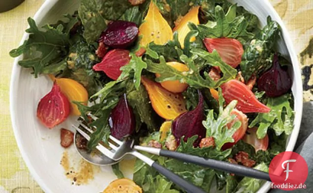 Fizz Kale Salat mit geröstetem Knoblauch-Speck-Dressing und Rüben