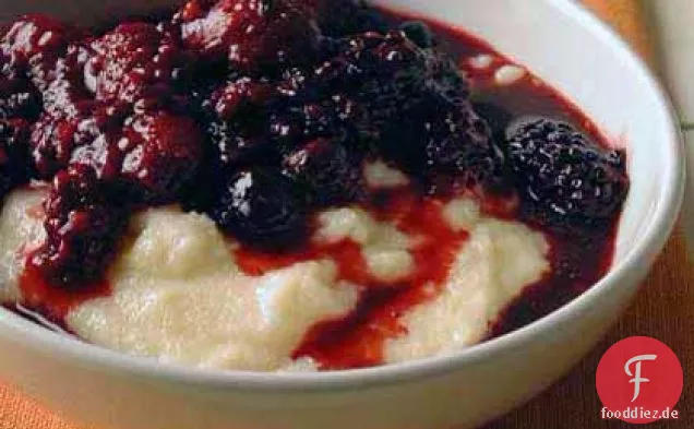 Frühstück Polenta mit warmem Beerenkompott