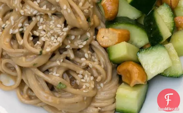 Sesamnudeln mit Gurken-Cashew-Salat