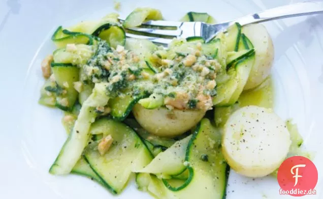 Warm Ribbon Zucchini & Kartoffelsalat mit Pesto