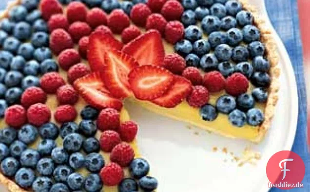 Weiße Balsamico-Pudding-Torte mit frischem Beeren-Topping