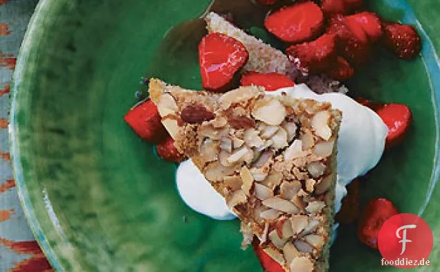 Gerösteter Mandelkuchen mit Erdbeeren in Roséwassersirup