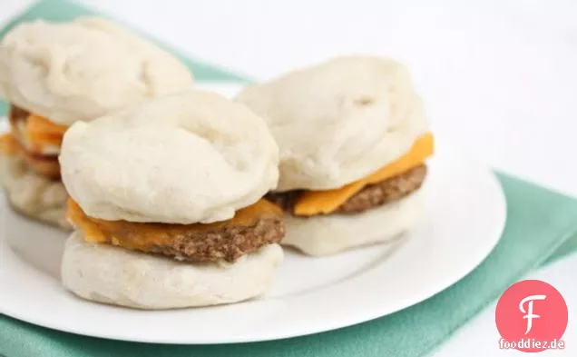 Gedämpfte Frühstück Wurst-Keks-Sandwiches