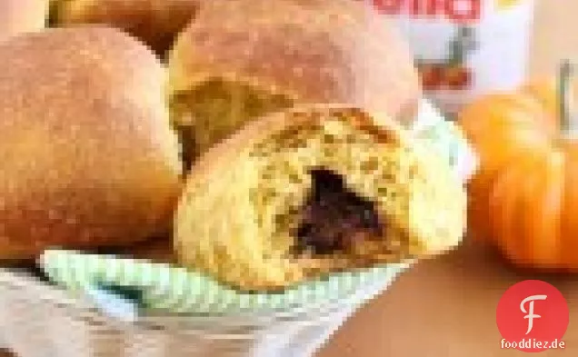 Nutella gefüllte Kürbisbrötchen