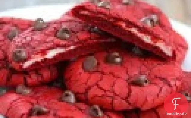 Rote Samtkekse gefüllt mit Frischkäse-Zuckerguss