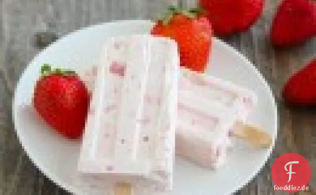 Erdbeer-Käsekuchen-Eis-Pops