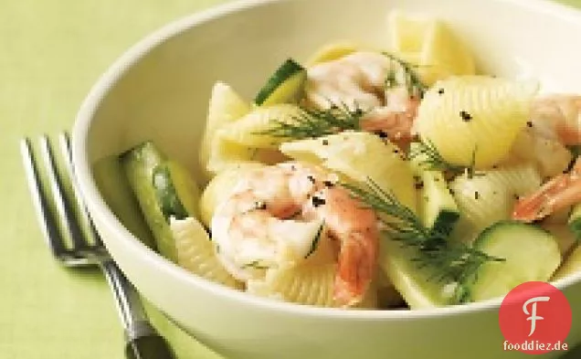 Garnelen-Nudelsalat mit Gurke und Dill