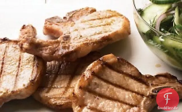 Gegrillte Schweinekoteletts Mit Gurken-dill-Salat