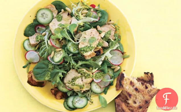Gegrillter Hähnchensalat mit Radieschen, Gurken und Estragonpesto