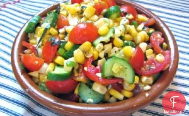 Dünner Mais-, Gurken- und Tomatensalat