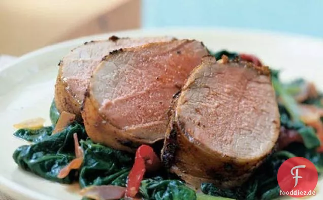 Schweinefilet auf einem Bett aus Spinat, Piquillo-Paprika und Schinken