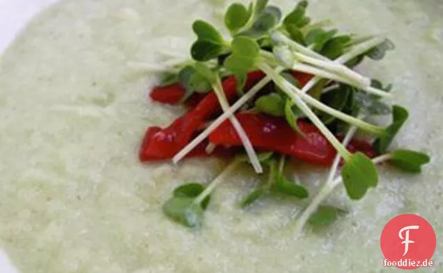 Gurke Gazpacho mit Piquillo Pfeffer und Rettichsprossen