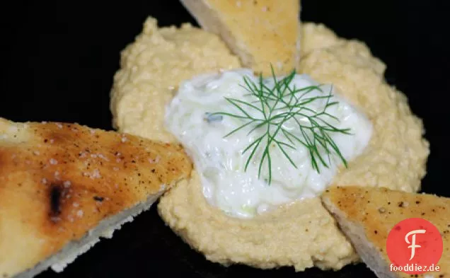 Gegrilltes Fladenbrot und Gurken-Joghurt-Salat