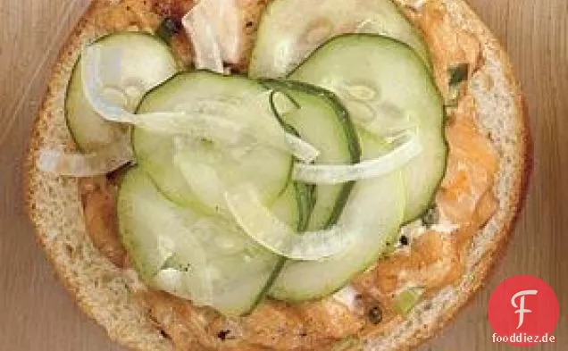 Lachsburger mit schnell eingelegten Gurken