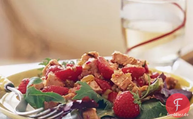 Huhn und Erdbeeren über gemischten Grüns