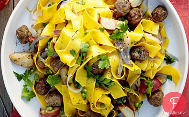Gebratenes Gemüse und Mini-Frikadelle Pappardelle