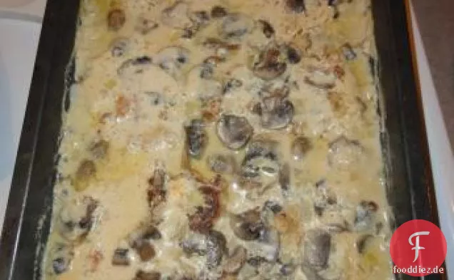 Feucht gebackene panierte Schweinekoteletts in Pilzsauce