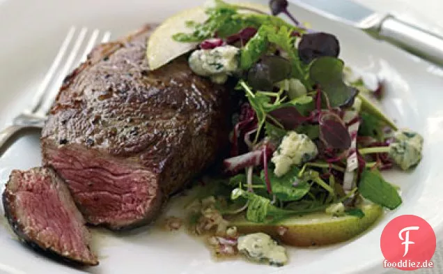 Rib-Eye-Steaks mit Radicchio, Birne und Blauschimmelkäse-Salat