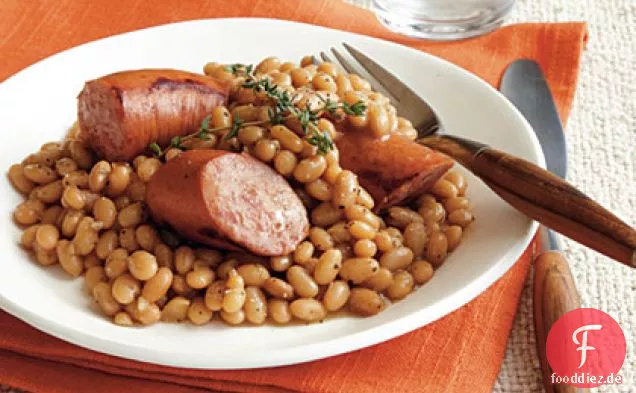 Winzige französische Bohnen mit geräucherter Wurst