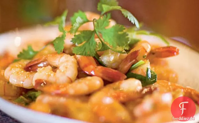 Gebratene Garnelen mit Knoblauch und Chilisauce