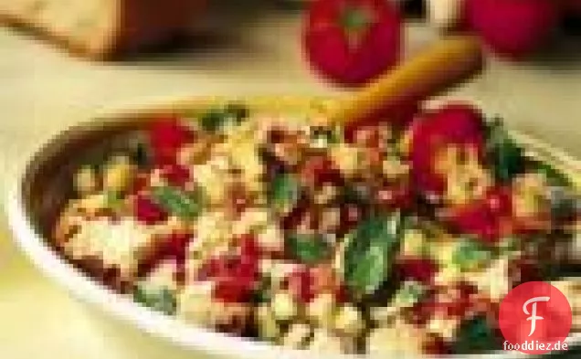 Brotsalat mit Tomaten und Zitronengurken