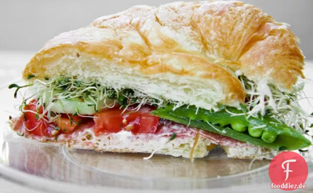 Gemüse & Salami Croissant Sandwich
