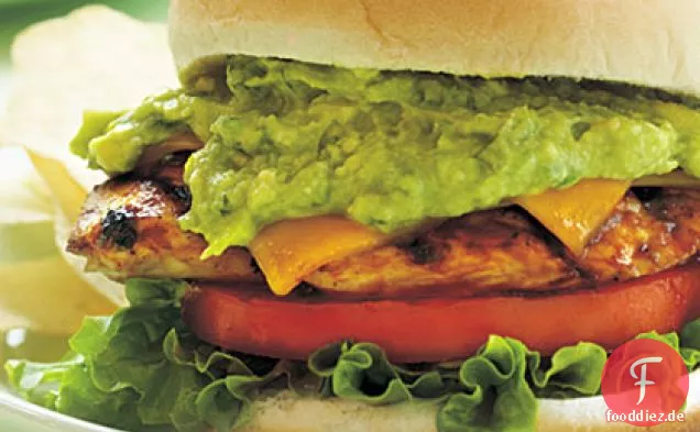 Gegrillte BBQ Chicken Sandwiches mit würzigem Avocado-Aufstrich