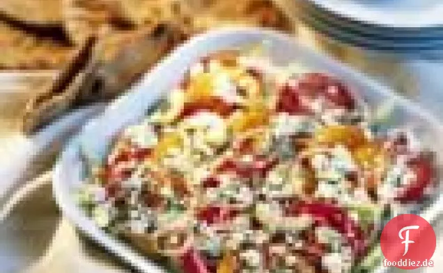 Tomaten-, Gurken- und Zwiebelsalat mit Feta-Vinaigrette