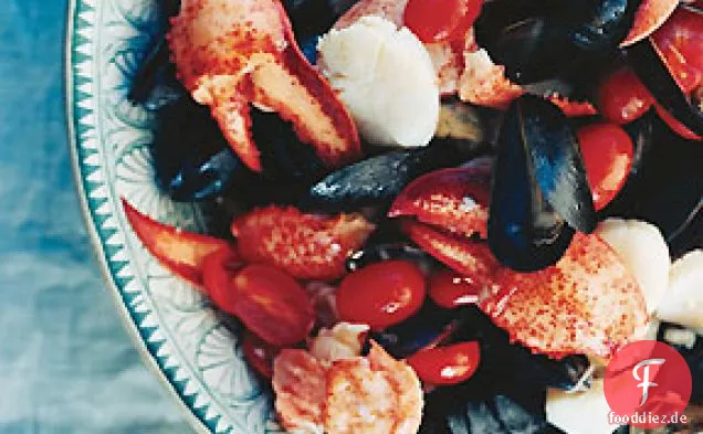 Hummer, Jakobsmuscheln und Muscheln mit Tomaten-Knoblauch-Vinaigrette