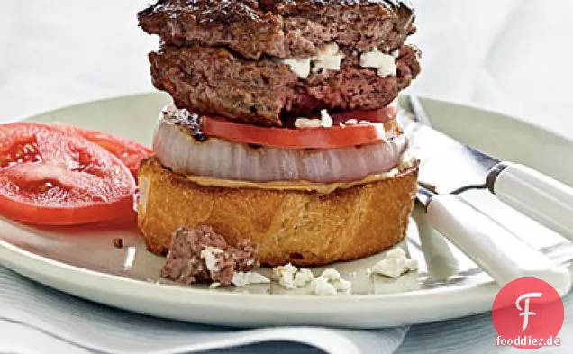Feta-gefüllte Burger mit gegrillten Zwiebeln auf Sauerteig