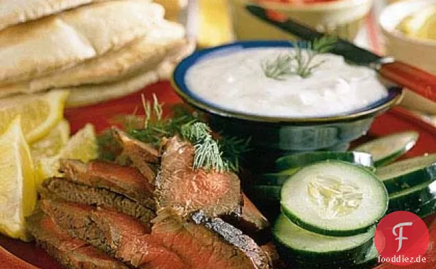 London Broil-Sandwiches mit Joghurt-Gurken-Sauce
