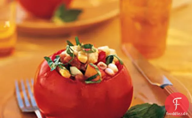 Gefüllte Tomaten mit Pfirsichen, Mais, Gurken und Basilikum