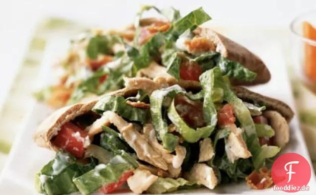 Rauchiger Speck und Blauschimmelkäse Hühnersalat Pitas