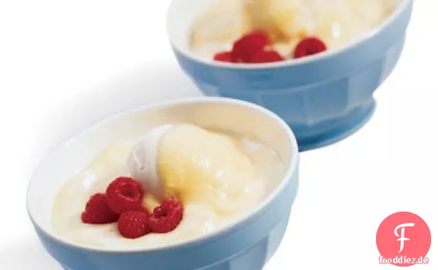 Warme Himbeerbecher schwimmt