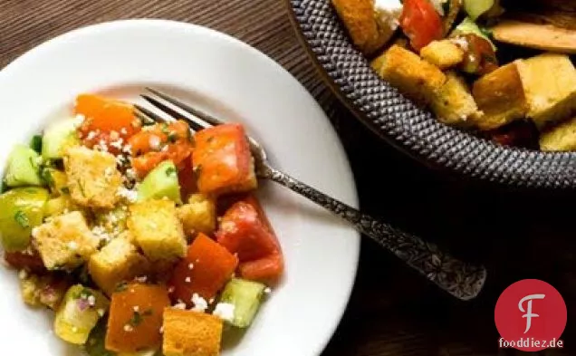 Tomaten-Gurken-Salat mit Maisbrot-Croutons