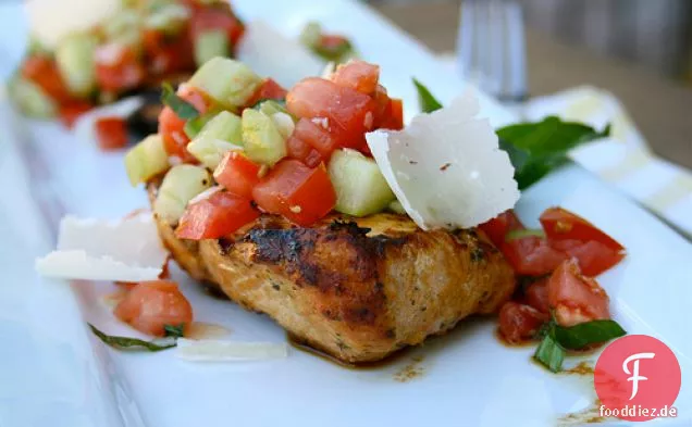 Italienisches gegrilltes Hähnchen mit Gurkenbruschetta
