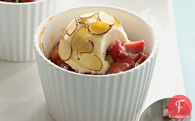 Rhabarberkompott mit gerösteten Mandel-Eisbällchen