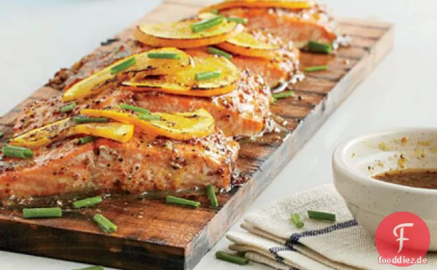 Senf-glasierter beplankter Lachs