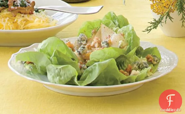 Bibb-Salat mit Gepfefferten Birnen und Kandierten Walnüssen