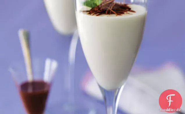 Weiße Schokolade Panna Cotta mit dunkler Schokoladensauce