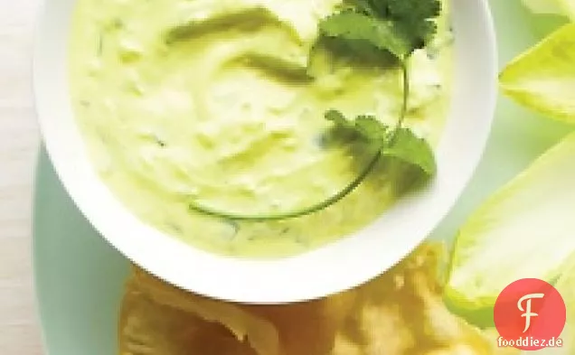 Würziger Joghurt-Gurken-Dip mit Pappadams