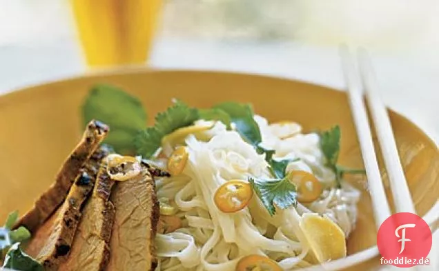 Curry-Schweinefleisch über Reisnudeln mit Limette und Kokosnuss