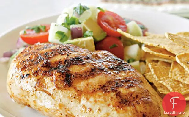 Hähnchenbrust mit Avocado, Tomaten und Gurken Salsa