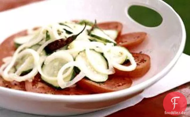 Süß-würzige Gurken über Tomaten