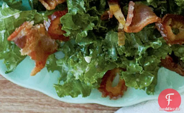 Geschredderter Grünkohlsalat mit Speck und Datteln