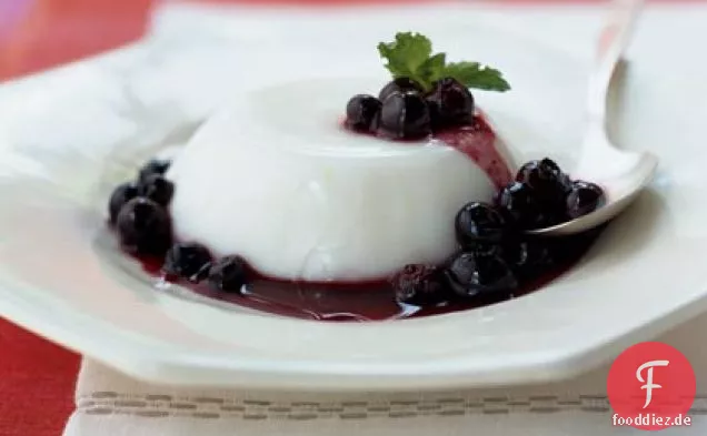 Zitronen-Buttermilch-Panna Cotta mit Blaubeersauce