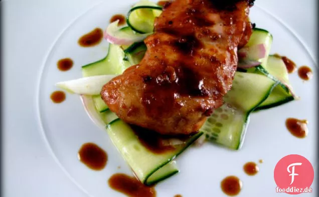 Ketchup-weniger scharfes Bbq-Huhn mit marinierten Cukes und Zwiebeln