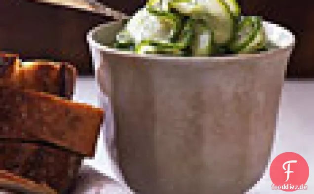 Schnelle Gurkengurken mit Roggenbrot und Käse