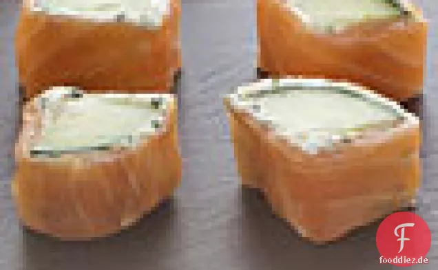 Geräucherter Lachs und Gurkenröllchen